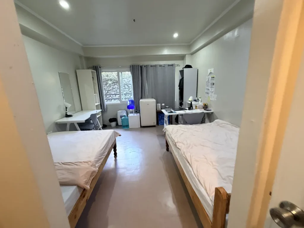 필리핀 바기오 JIC어학원 기숙사 2인실 침대 두 개와 책상 옷장 객실