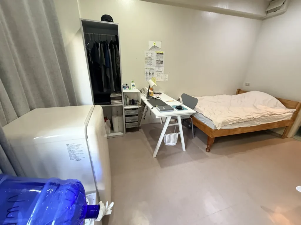 필리핀 바기오 JIC어학원 기숙사 2인실 행거 옷장과 책상 침대 객실
