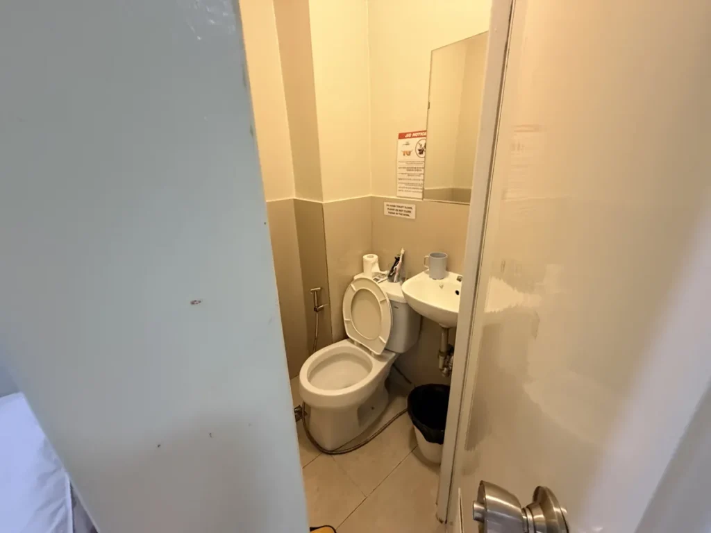 필리핀 바기오 JIC어학원 기숙사 2인실 변기와 세면대 화장실