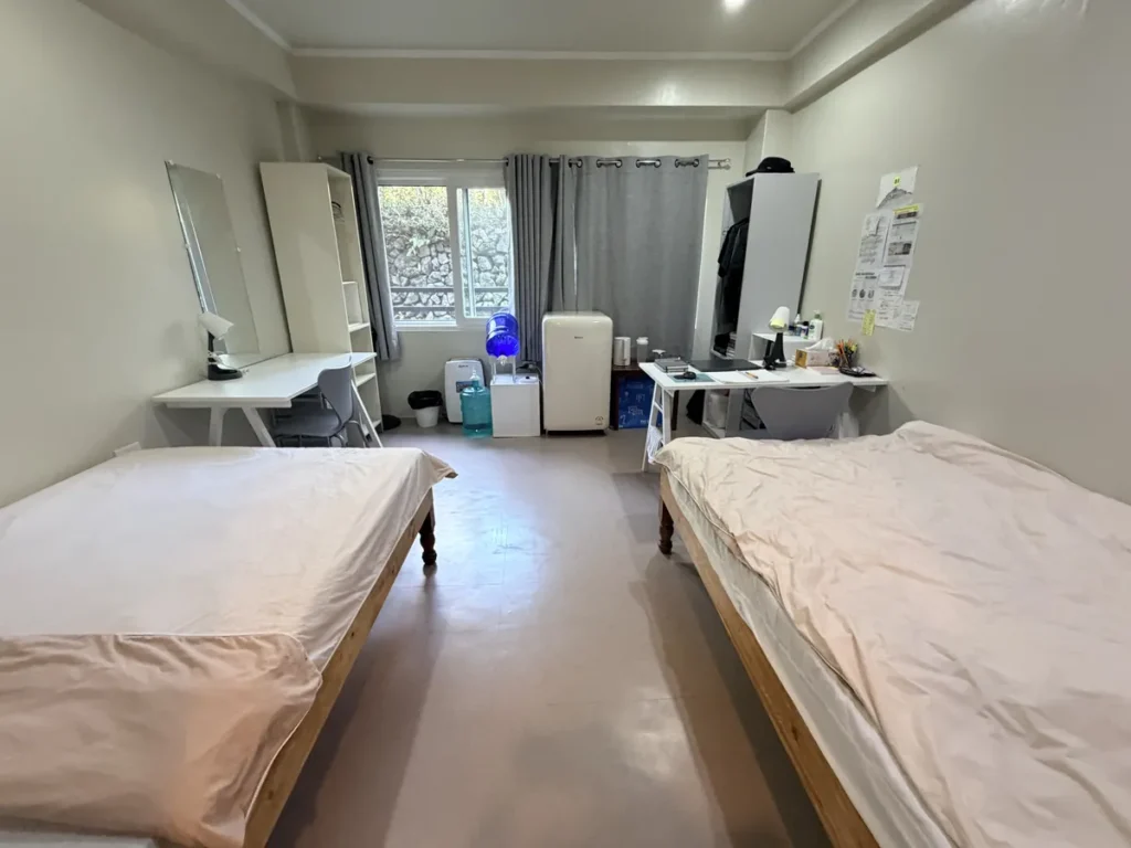 필리핀 바기오 JIC어학원 기숙사 2인실 마주 놓인 침대와 책상 옷장