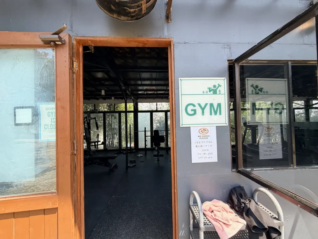 필리핀 바기오 JIC어학원 헬스장 입구 GYM 안내판과 출입문