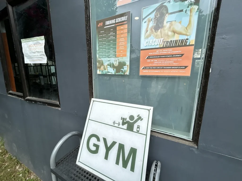 필리핀 바기오 JIC어학원 헬스장 트레이닝 일정표와 GYM 표지판