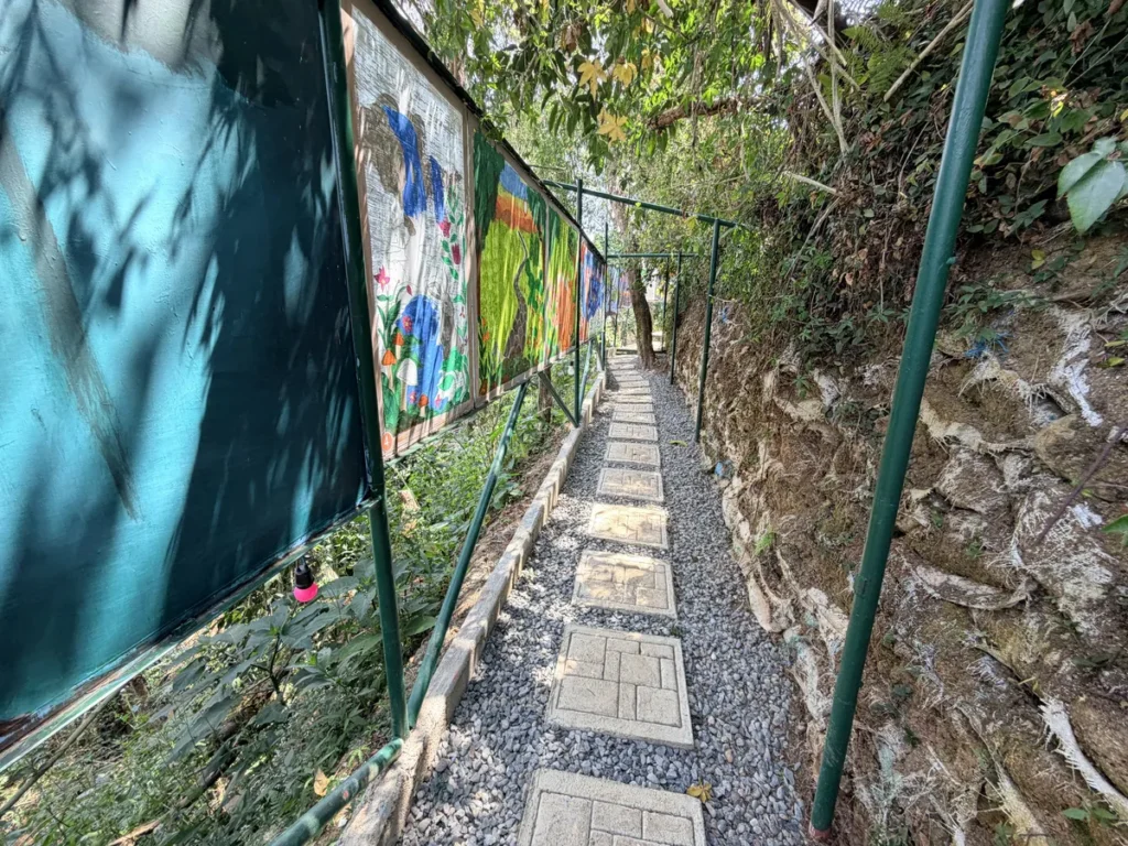 필리핀 바기오 JIC어학원 산책로 벽화 따라 이어진 좁은 돌길