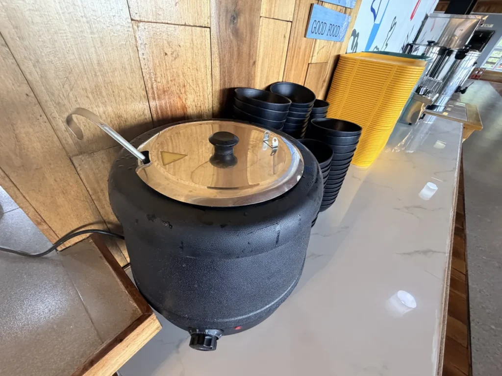 필리핀 바기오 JIC어학원 식사 보온통과 검정 국그릇 배치