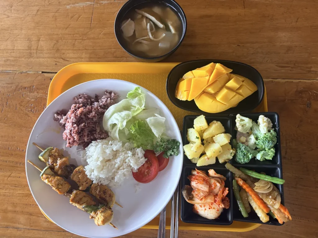필리핀 바기오 JIC어학원 식사 밥과 반찬 망고가 차려진 정식 식판