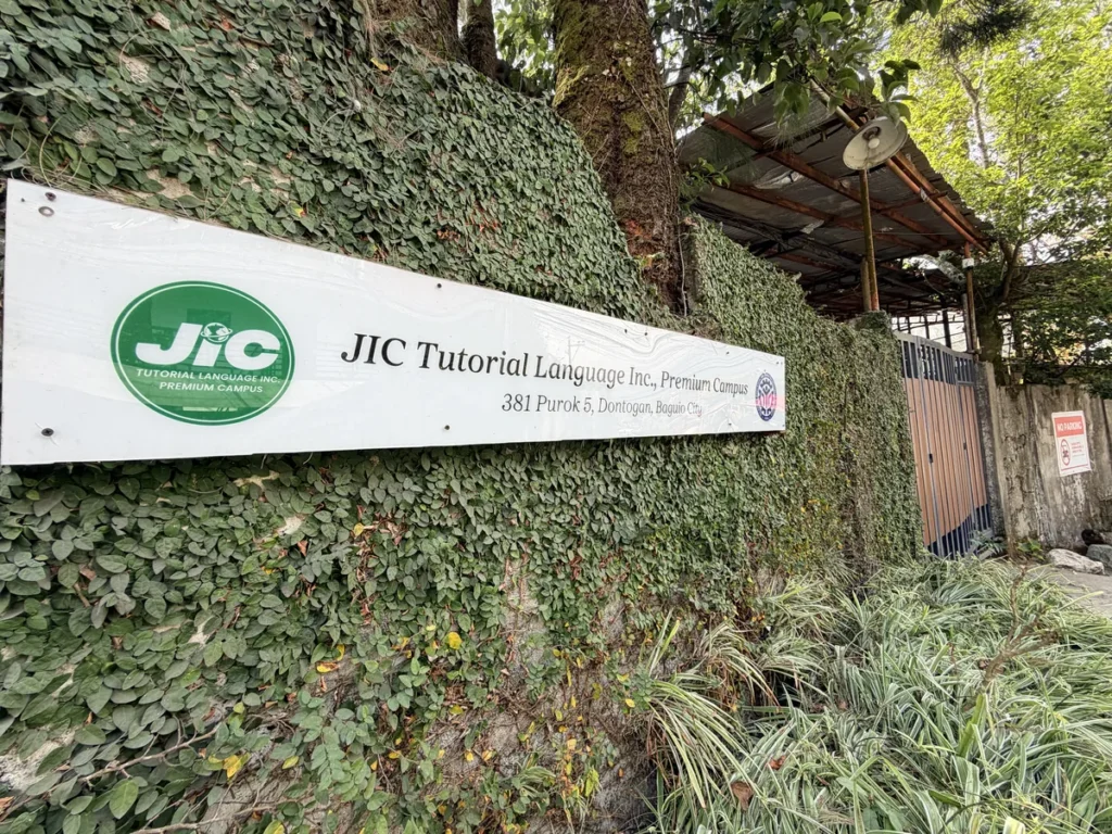 필리핀 바기오 JIC어학원 내부전경 담쟁이 벽 학원 간판 정문