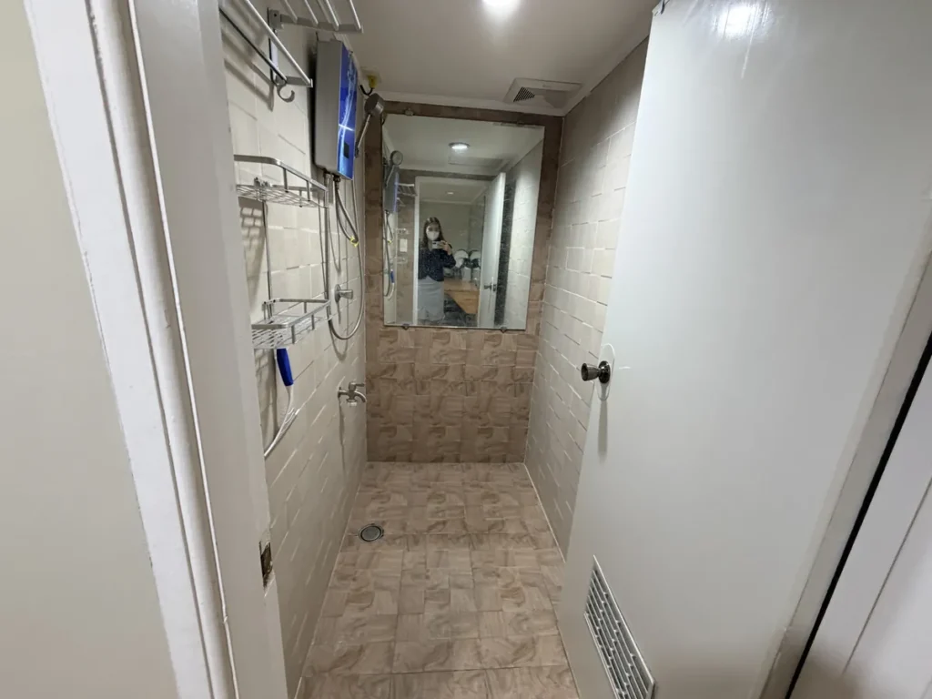 필리핀 바기오 MONOL어학원 프리미엄B 샤워실 온수기와 거울