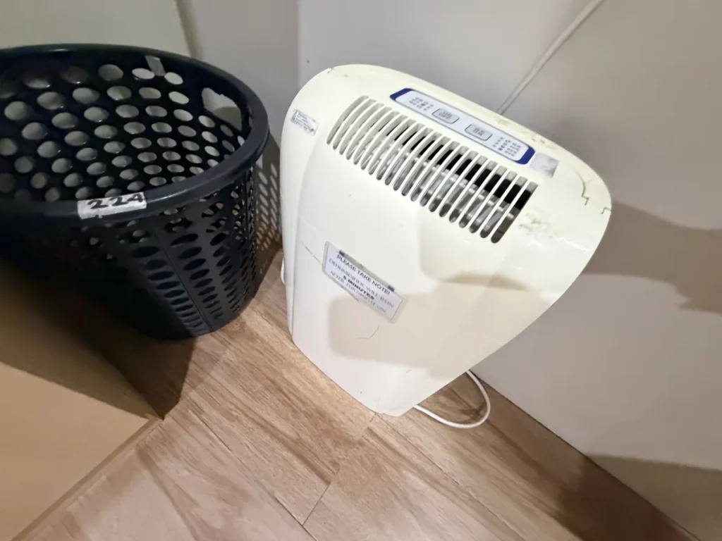 필리핀 바기오 MONOL어학원 1인실 스탠다드 빨래바구니와 제습기