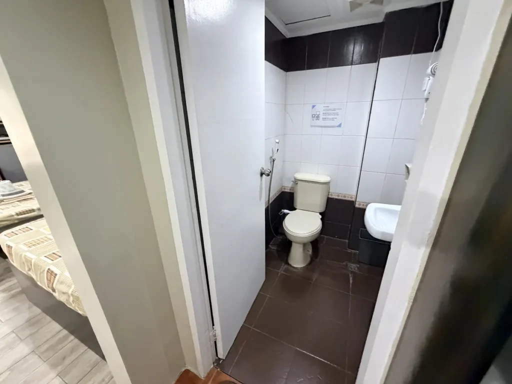 필리핀 바기오 MONOL어학원 3인실 변기와 세면대 화장실