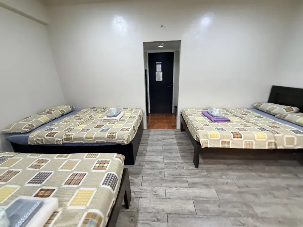 필리핀 바기오 MONOL어학원 3인실 침대들과 출입구 복도