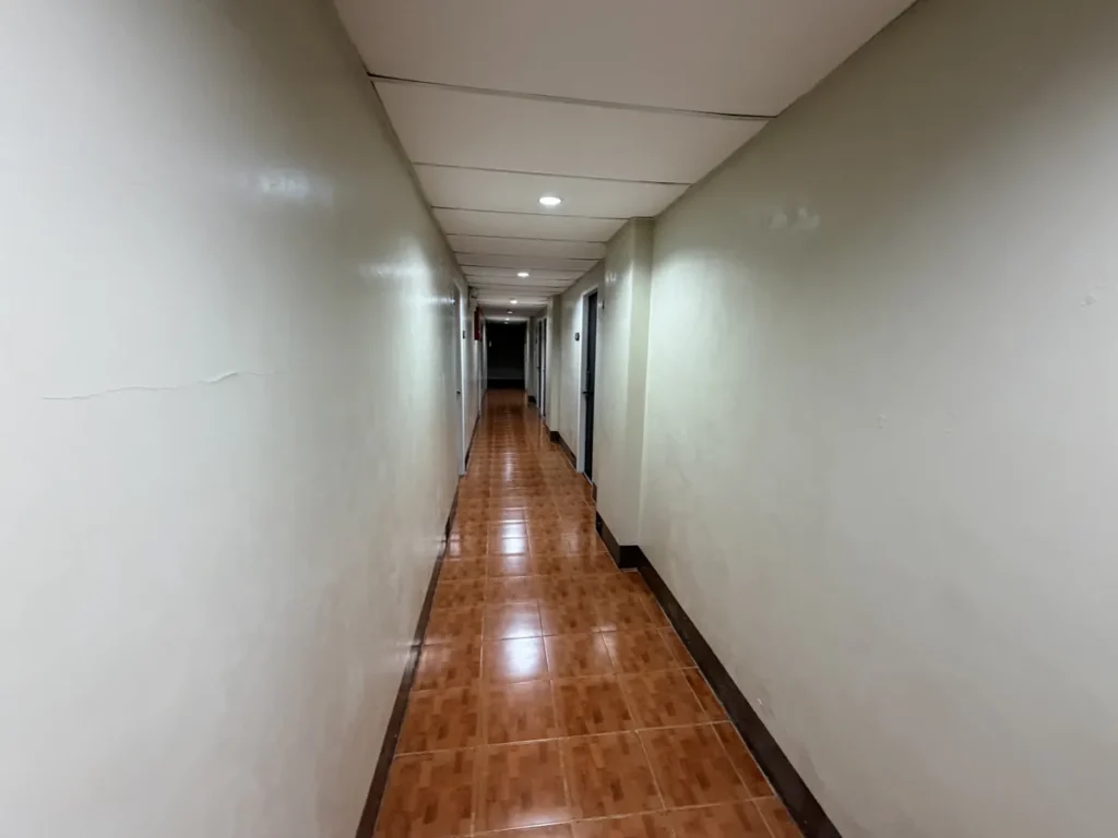 필리핀 바기오 MONOL어학원 기숙사 타일 바닥 객실 복도