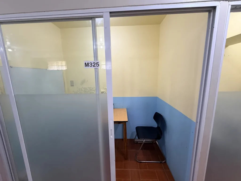 필리핀 바기오 MONOL어학원 1대1 수업실 M325호 유리문 입구