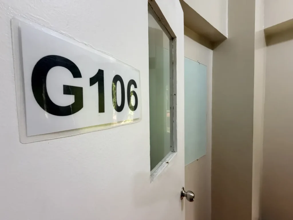 필리핀 바기오 MONOL어학원 그룹 수업실 G106호 입구 표지판