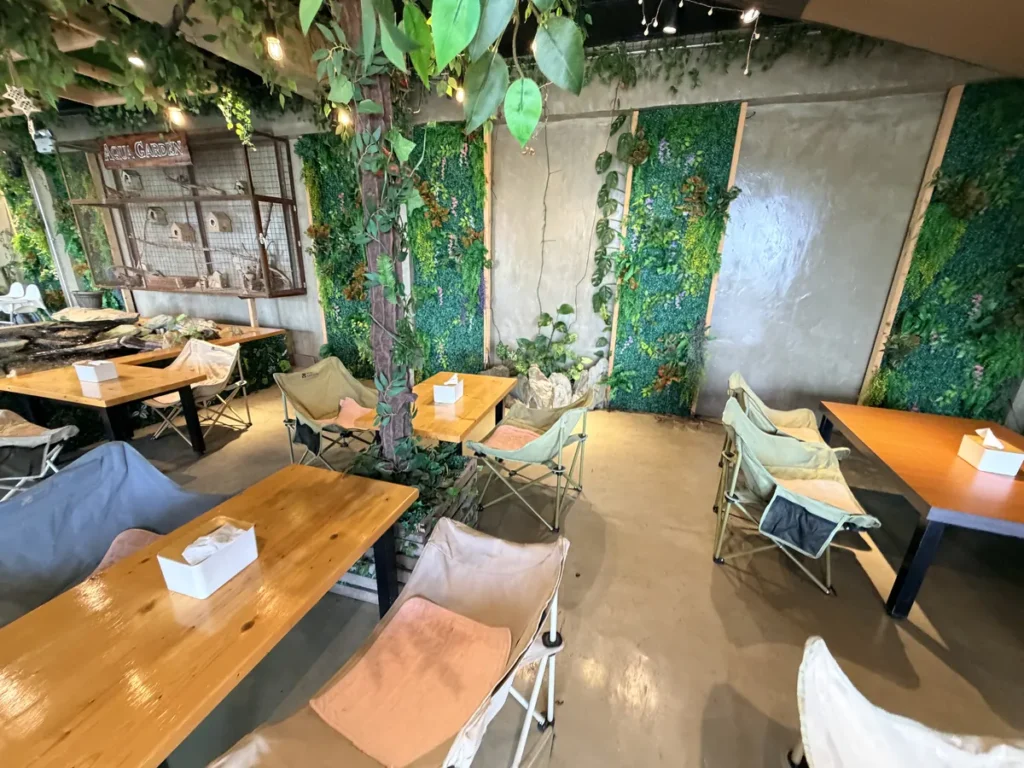 필리핀 바기오 MONOL어학원 카페 새장 장식과 천막 좌석