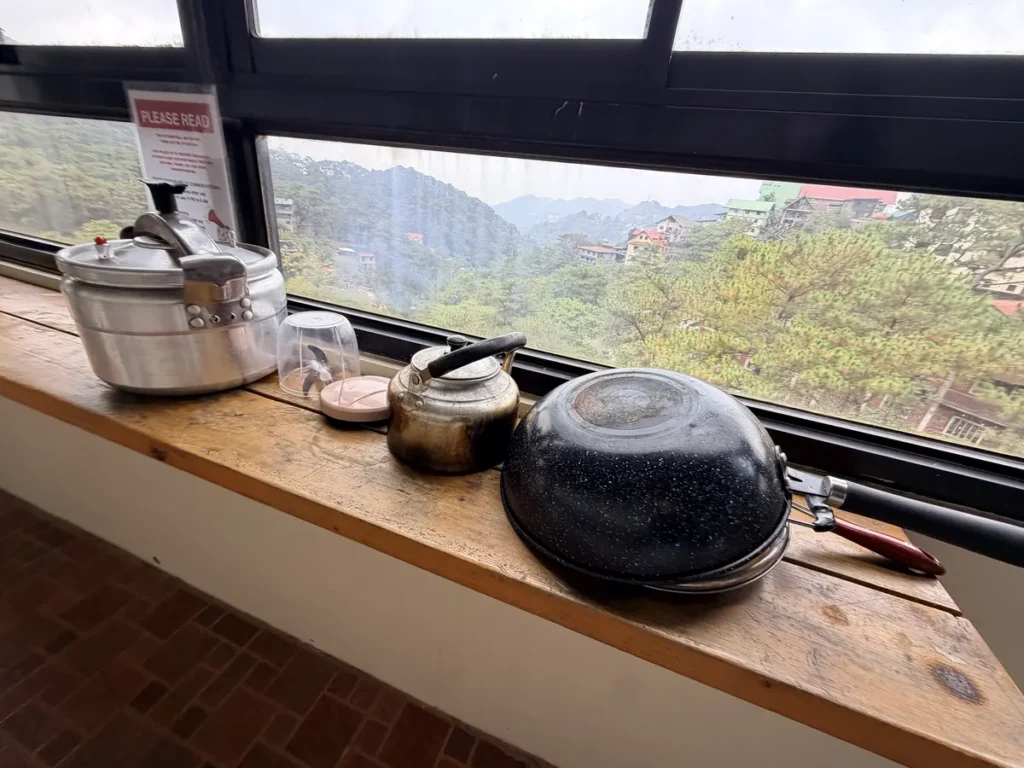 필리핀 바기오 MONOL어학원 공용주방 창가 냄비와 주방용품