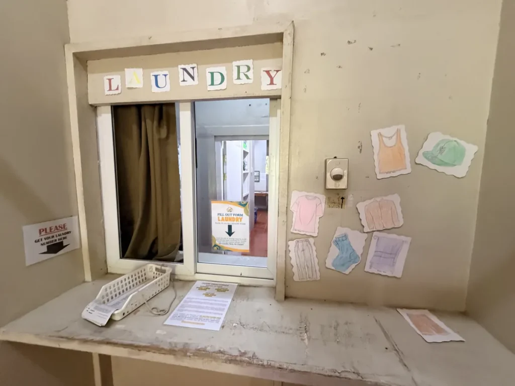 필리핀 바기오 MONOL어학원 세탁실 LAUNDRY 접수대와 안내판