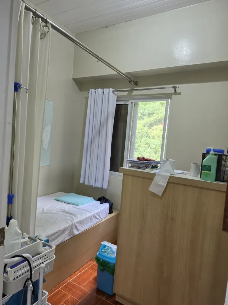 필리핀 바기오 MONOL어학원 의무실 침대와 진료 공간