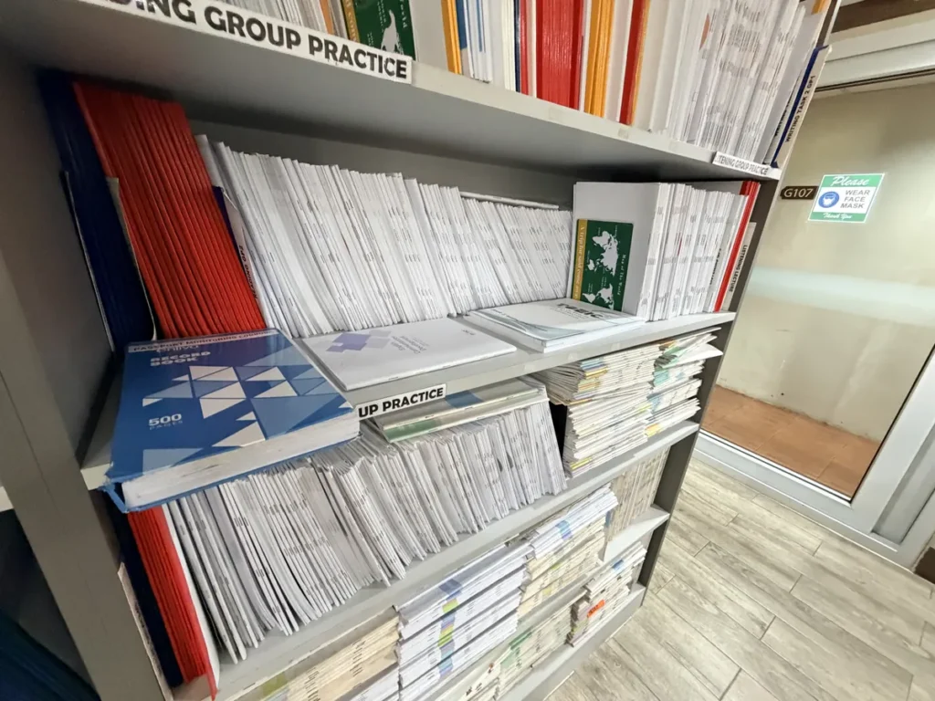 필리핀 바기오 MONOL어학원 오피스 그룹 교재 보관 책장