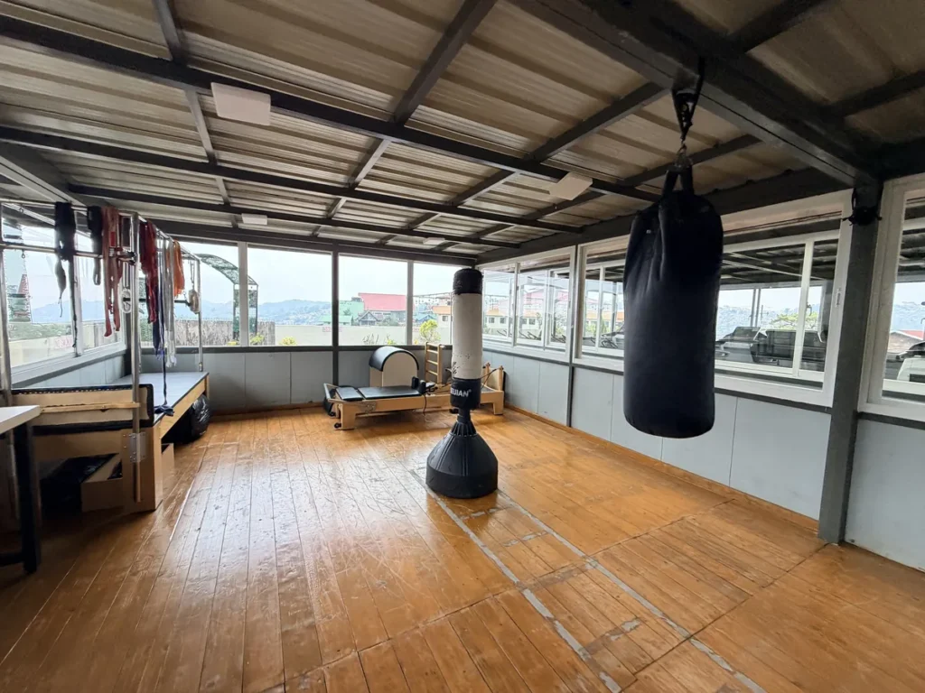 필리핀 바기오 MONOL어학원 요가장 샌드백과 필라테스 기구 전경