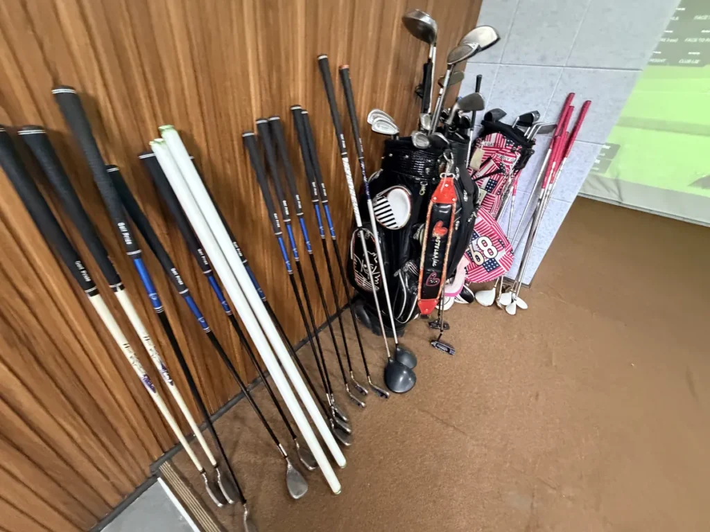 필리핀 바기오 MONOL어학원 스크린골프 골프클럽 보관 모습