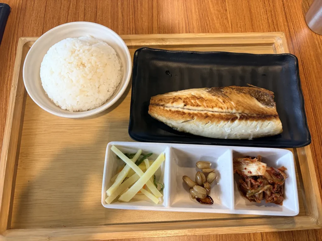 필리핀 바기오 MONOL어학원 식사 구운 고등어와 밥 반찬 정식