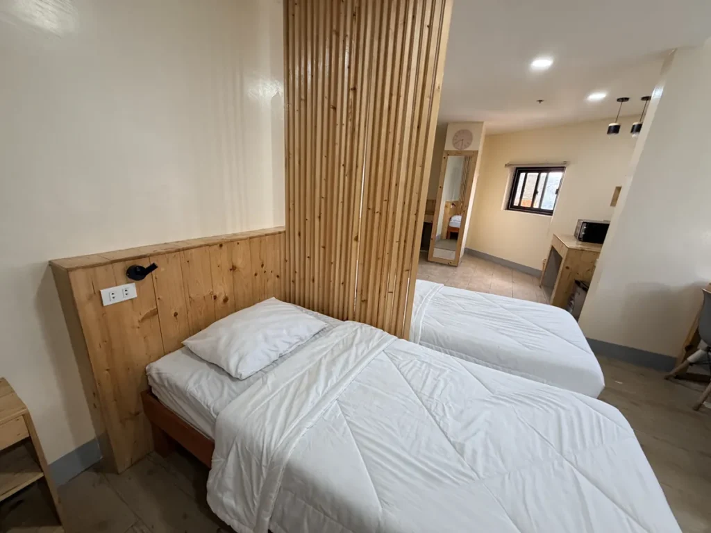 필리핀 바기오 PINES어학원 2인실A 원목 가림막으로 나뉜 두 침대