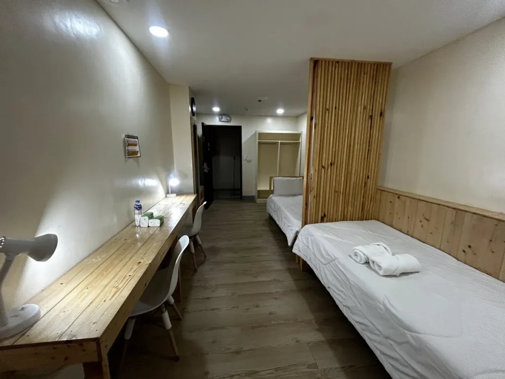 필리핀 바기오 PINES어학원 2인실A 긴 책상과 두 침대 갖춘 객실