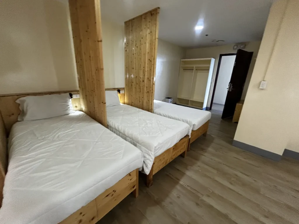 필리핀 바기오 PINES어학원 3인실 패밀리 원목 침대 3개 배치