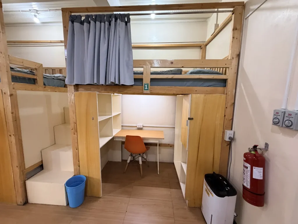 필리핀 바기오 PINES어학원 4인실 2층 침대와 하부 책상 옷장