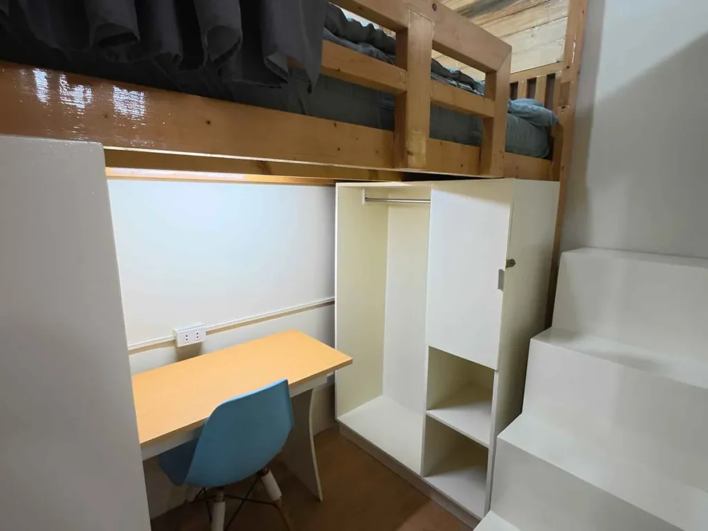 필리핀 바기오 PINES어학원 5인실 2층 침대 하부 책상과 옷장