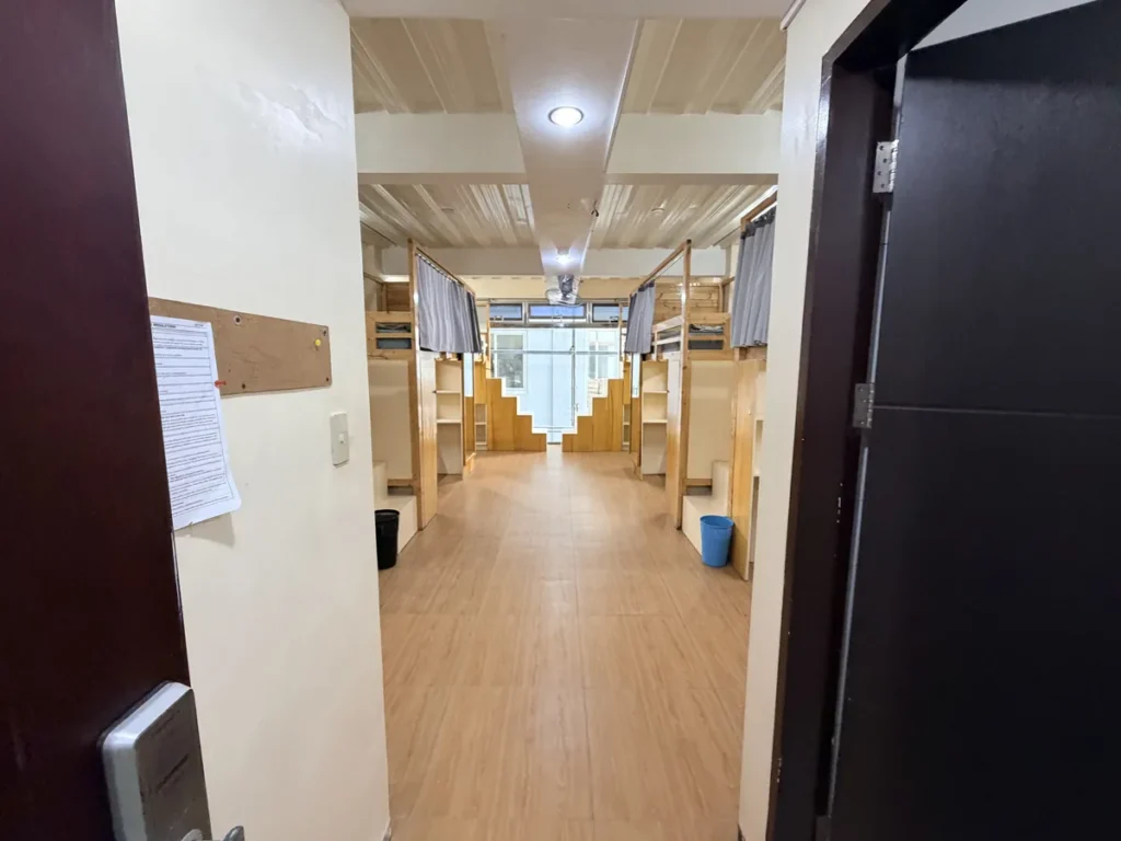 필리핀 바기오 PINES어학원 6인실 입구에서 본 침대 복도 전경
