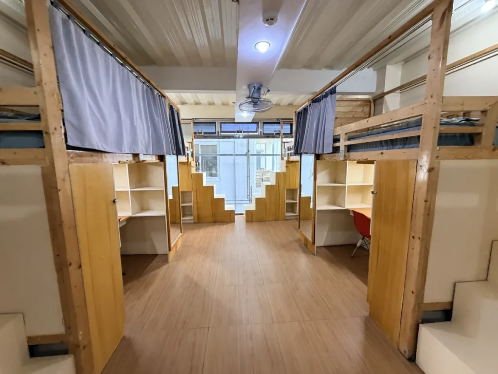 필리핀 바기오 PINES어학원 6인실 통창과 양옆 2층 침대 전경