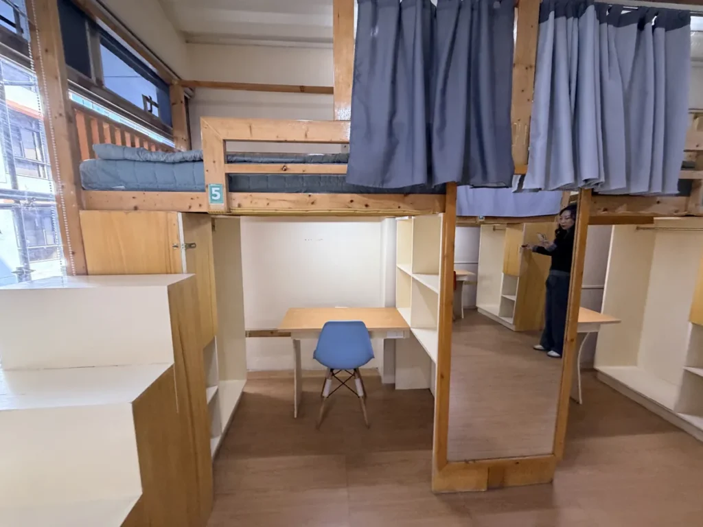 필리핀 바기오 PINES어학원 6인실 전신거울과 책상 학습 공간