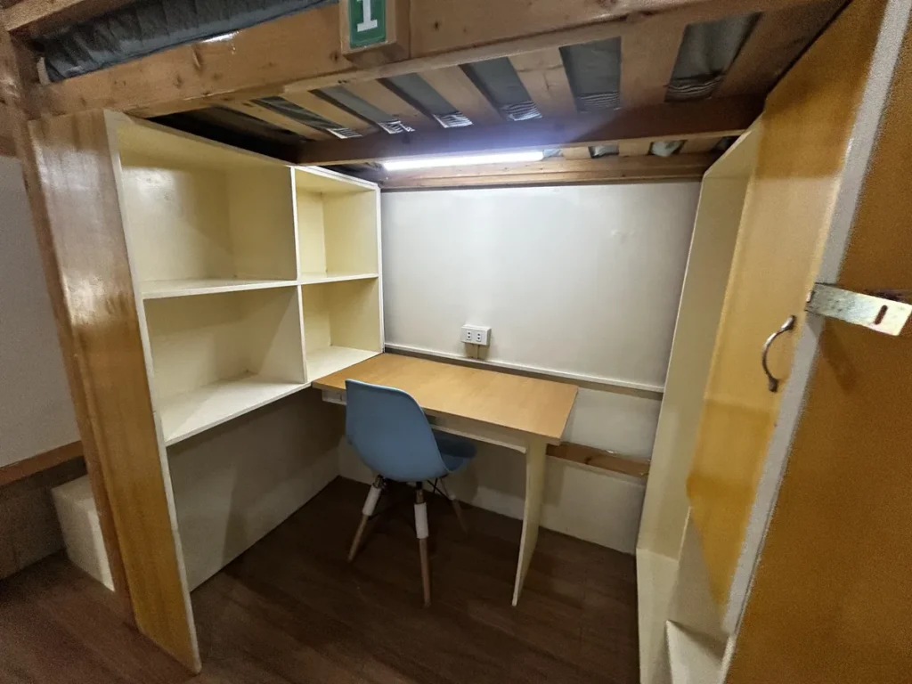 필리핀 바기오 PINES어학원 6인실 2층 침대 하부 책상과 옷장 선반