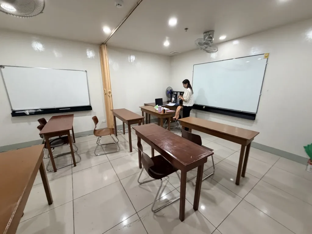 필리핀 바기오 PINES어학원 다인 책상 그룹수업실