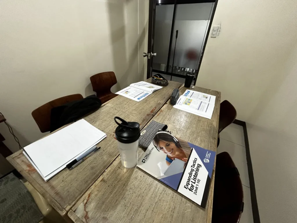필리핀 바기오 PINES어학원 그룹수업실 교재와 리스닝 자료