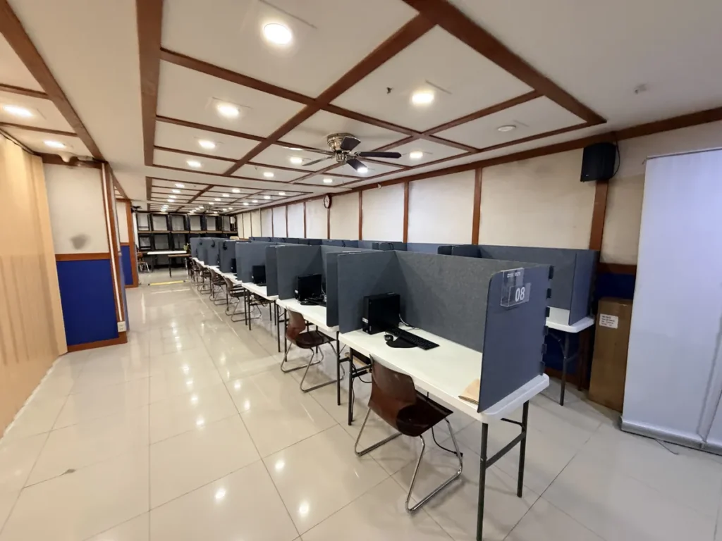 필리핀 바기오 PINES어학원 IELTS 시험장 칸막이 좌석 줄