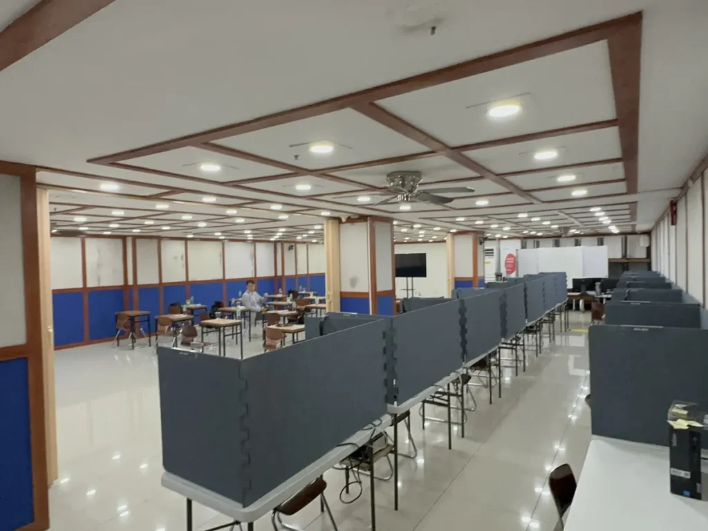 필리핀 바기오 PINES어학원 IELTS 시험장 칸막이 좌석들