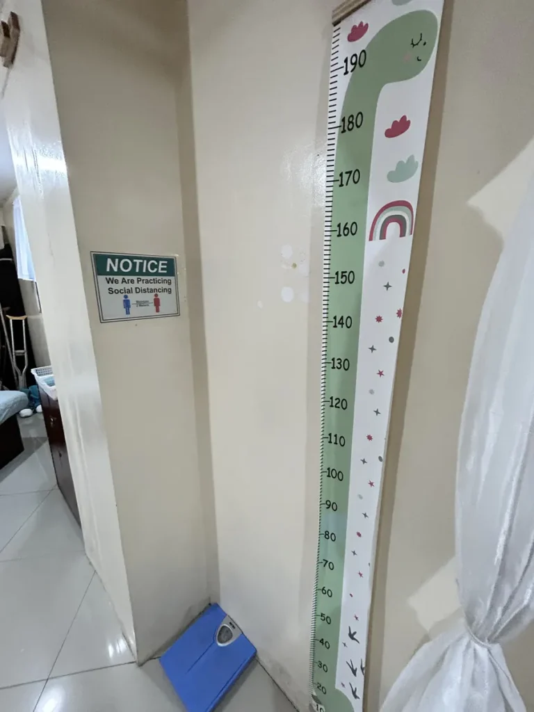 필리핀 바기오 PINES어학원 의무실 신장 측정자와 통로