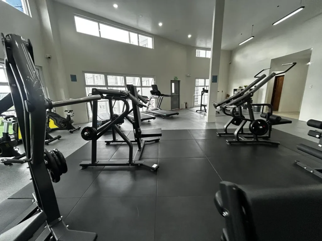 필리핀 바기오 PINES어학원 헬스장 웨이트 머신 가득한 내부