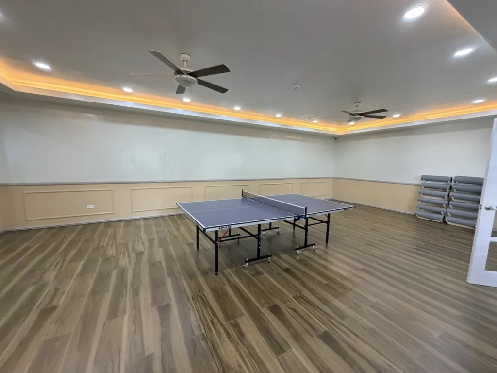 필리핀 바기오 PINES어학원 탁구장 거울벽과 탁구대 전경