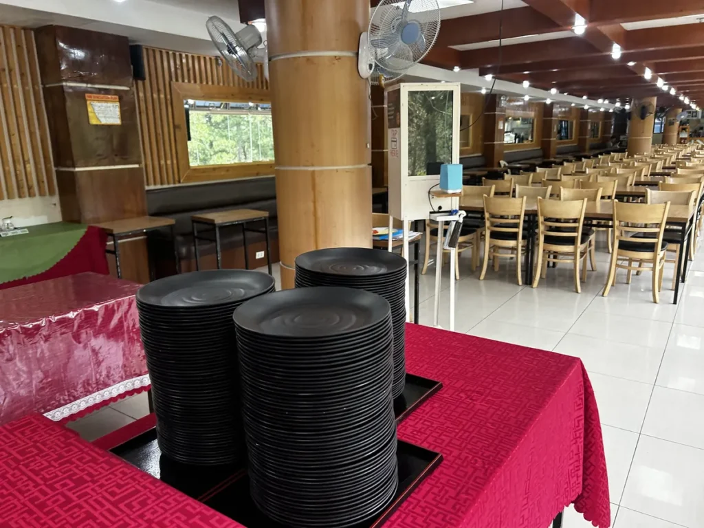 필리핀 바기오 PINES어학원 식당 검은 접시가 쌓인 배식 테이블