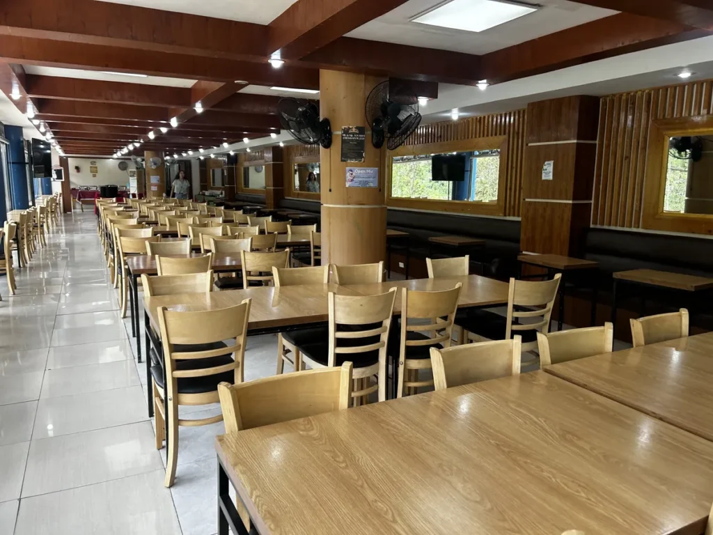 필리핀 바기오 PINES어학원 식당 원목 식탁과 의자가 늘어선 홀