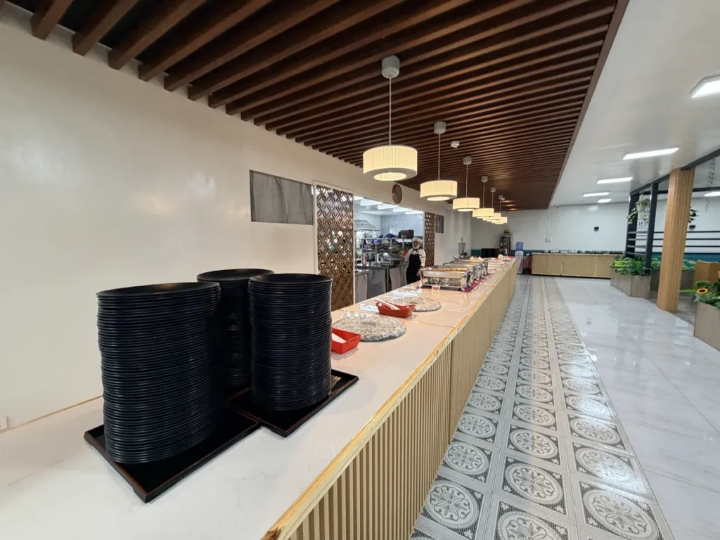 필리핀 바기오 PINES어학원 식당 검은 그릇 쌓인 긴 배식 카운터