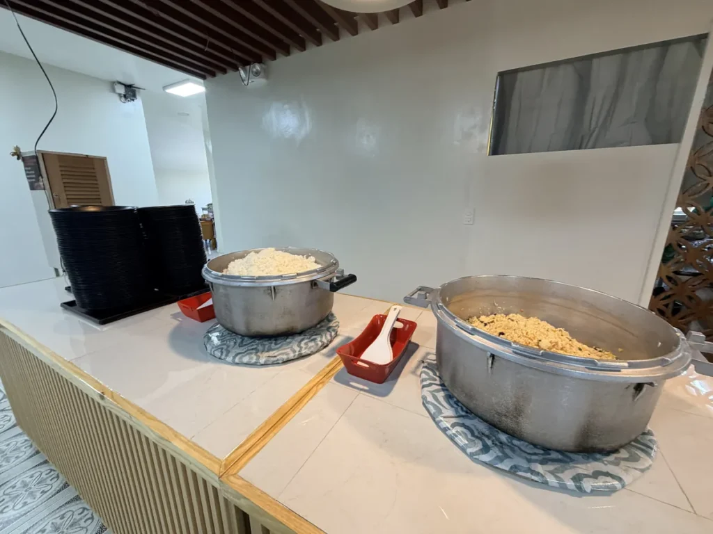 필리핀 바기오 PINES어학원 식당 대형 솥에 담긴 밥과 반찬