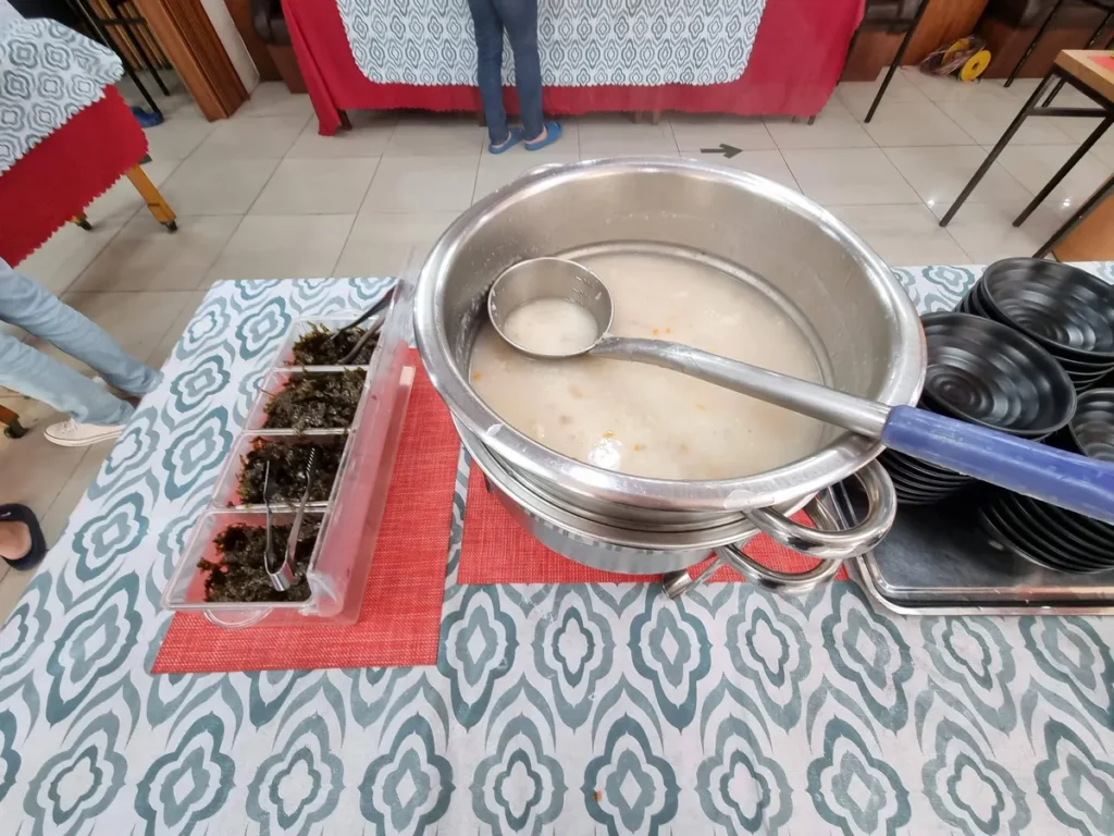 필리핀 바기오 PINES어학원 식당 큰 솥에 담긴 죽과 국자