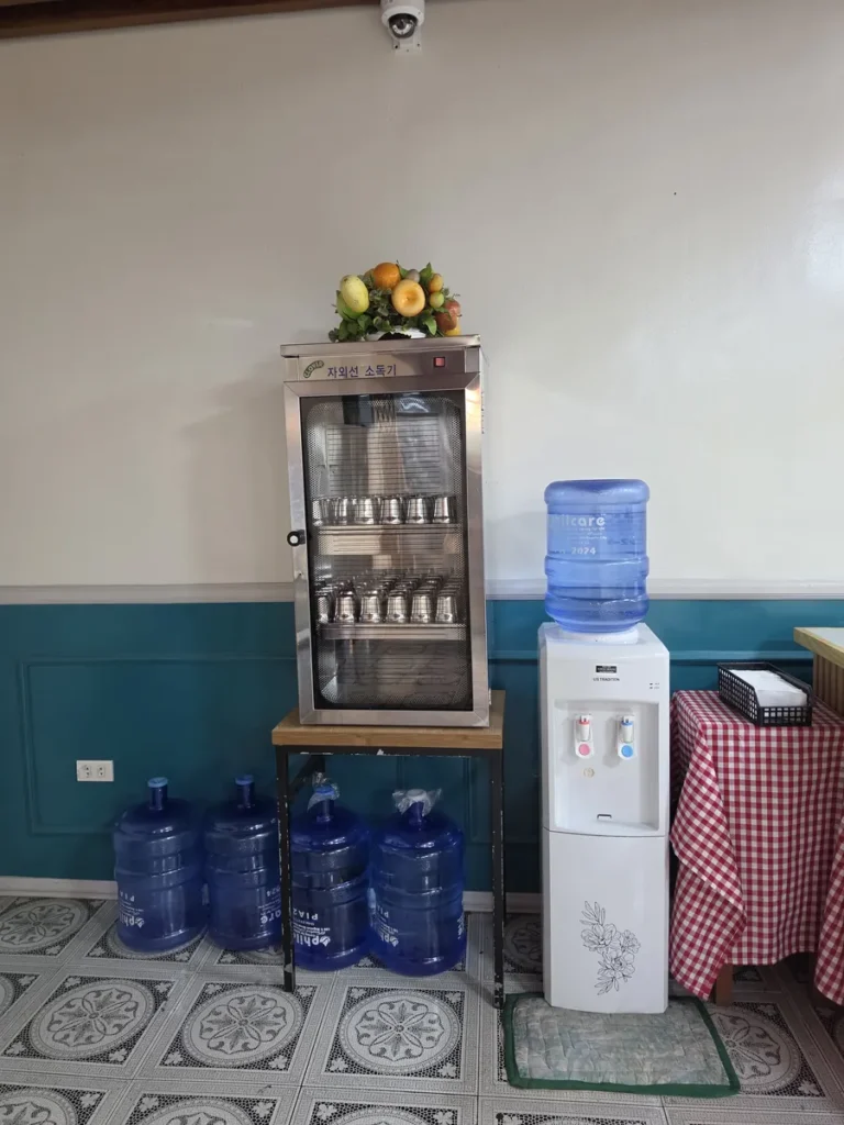 필리핀 바기오 PINES어학원 식당 자외선 소독기와 정수기 코너