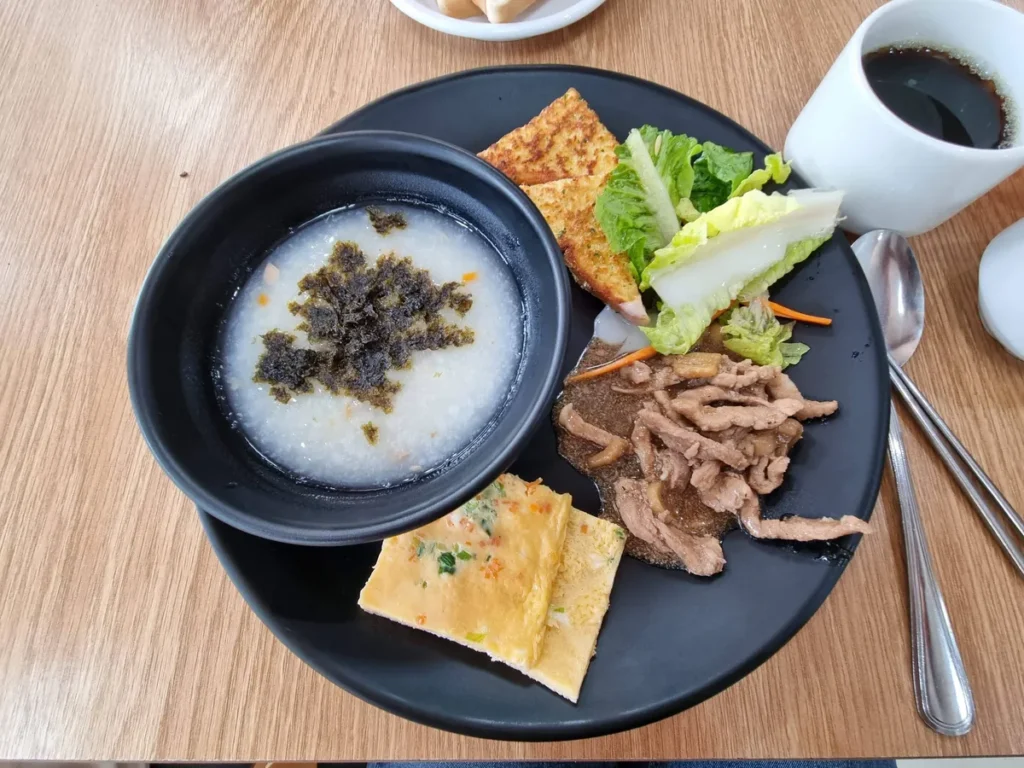 필리핀 바기오 PINES어학원 식사 흰죽과 계란말이·불고기 조식 플레이트