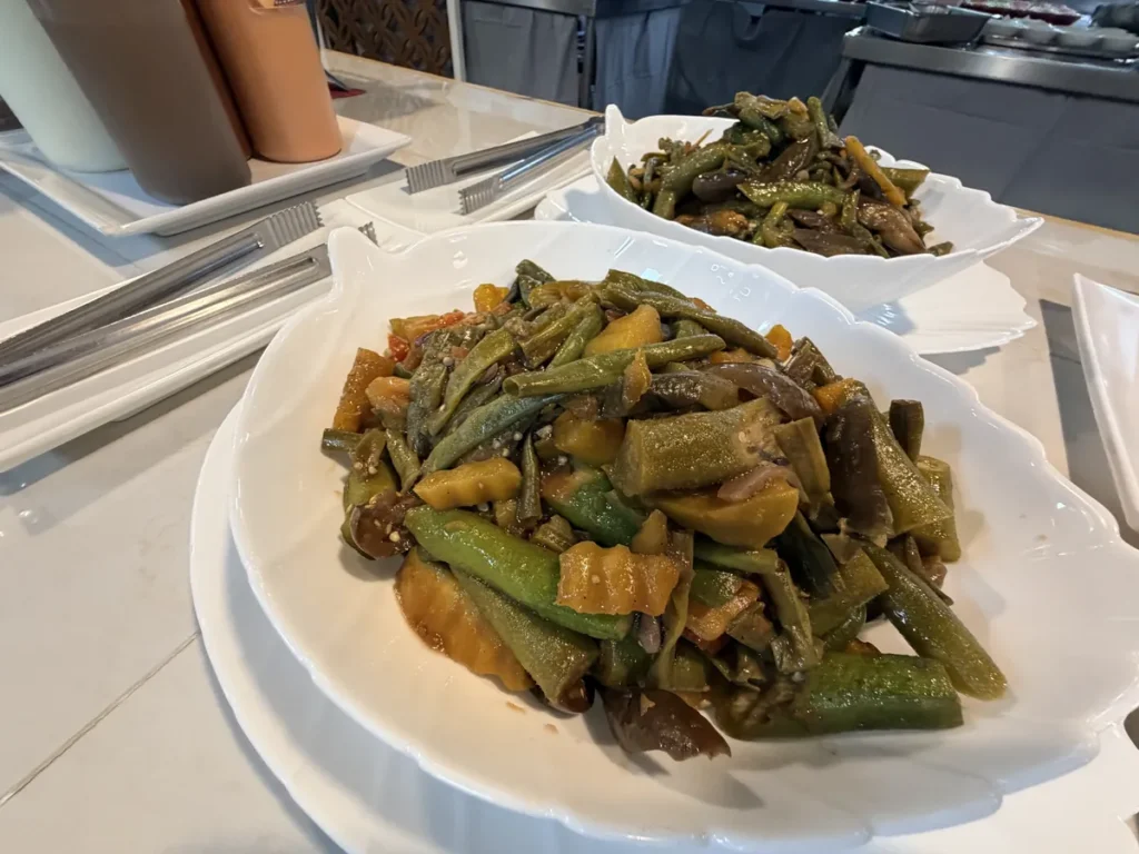 필리핀 바기오 PINES어학원 식사 깍지콩과 가지 채소 볶음