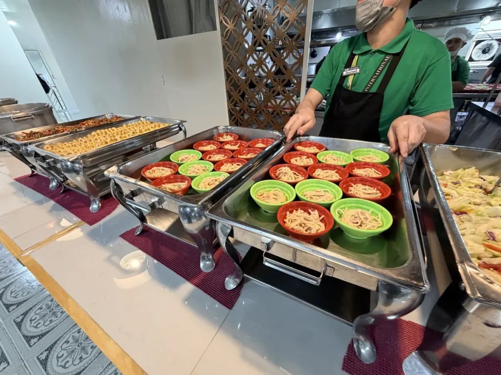 필리핀 바기오 PINES어학원 식사 1인용 컵에 담은 스파게티 배식